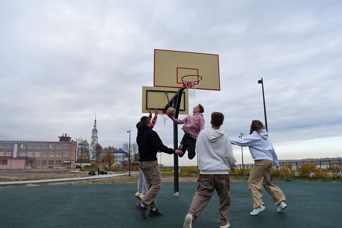 На территории стрелки у Никольского моста появилась стритбольная площадка фото 9