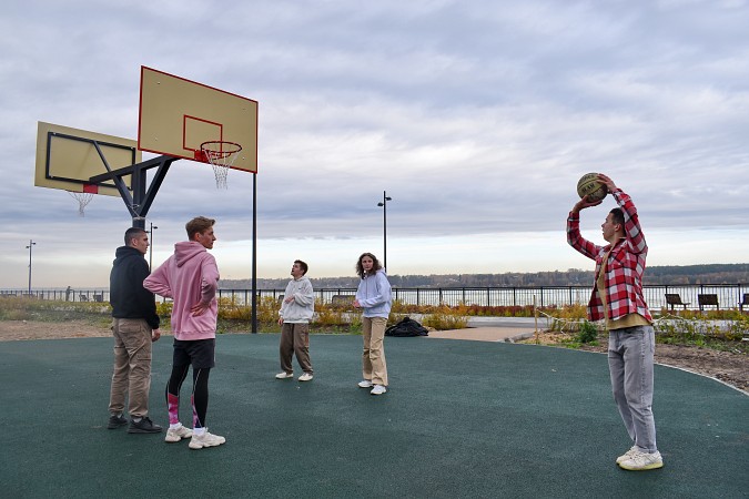 На территории стрелки у Никольского моста появилась стритбольная площадка фото 2