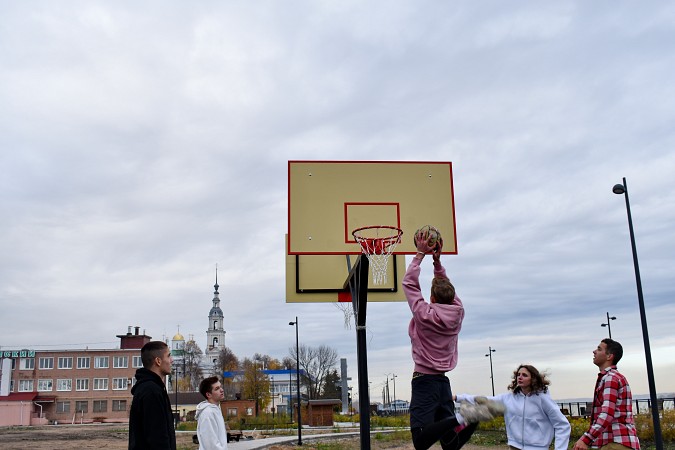 На территории стрелки у Никольского моста появилась стритбольная площадка фото 4
