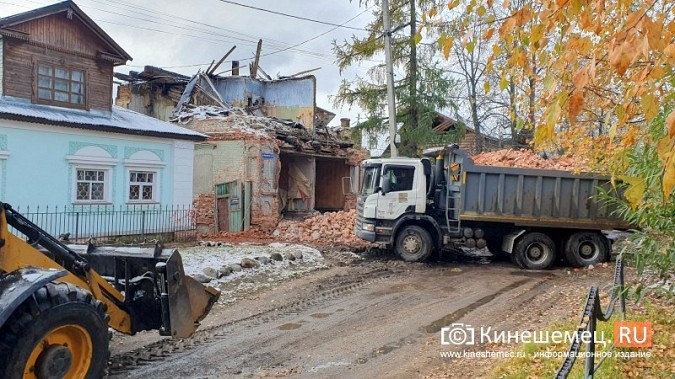 На ул.Комсомольской приступили к сносу 2-этажного дома №47 фото 5