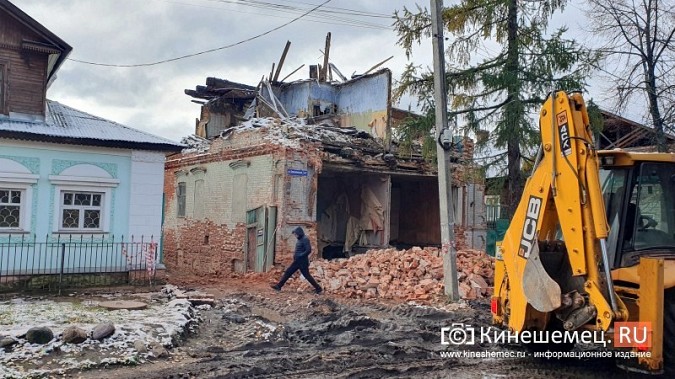 На ул.Комсомольской приступили к сносу 2-этажного дома №47 фото 6
