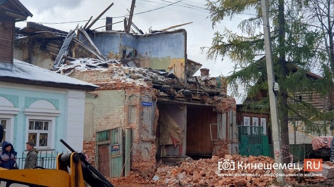 На ул.Комсомольской приступили к сносу 2-этажного дома №47 фото 3