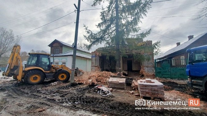 На ул.Комсомольской приступили к сносу 2-этажного дома №47 фото 2