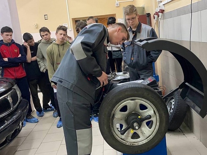 Школьники Кинешмы посетили День открытых дверей в политехническом колледже фото 2