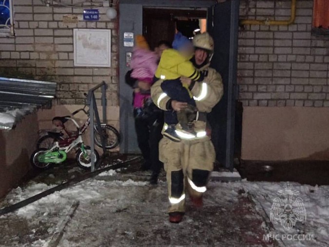 В Заволжске пожарные на руках выносили детей и выводили стариков из горящей пятиэтажки фото 4