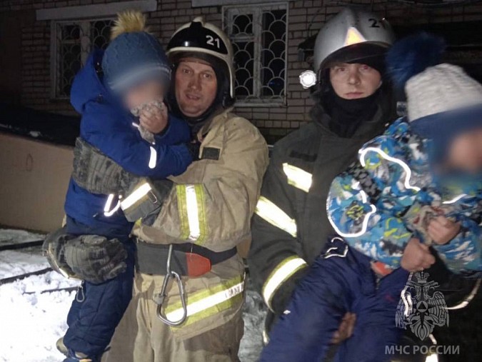 В Заволжске пожарные на руках выносили детей и выводили стариков из горящей пятиэтажки фото 2