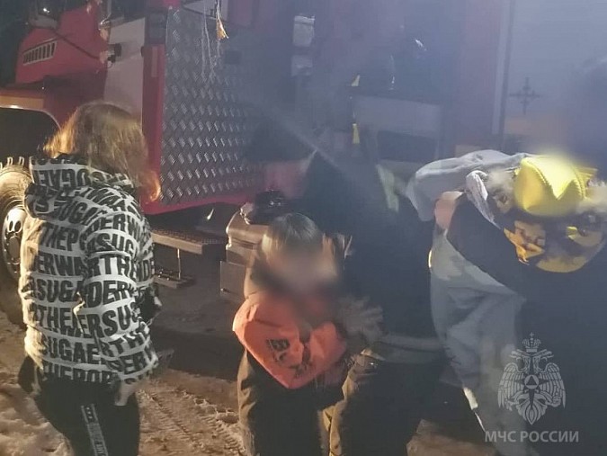 В Заволжске пожарные на руках выносили детей и выводили стариков из горящей пятиэтажки фото 5