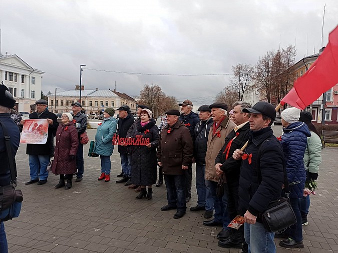 Коммунисты Кинешмы отметили 106-ю годовщину Великого Октября фото 3