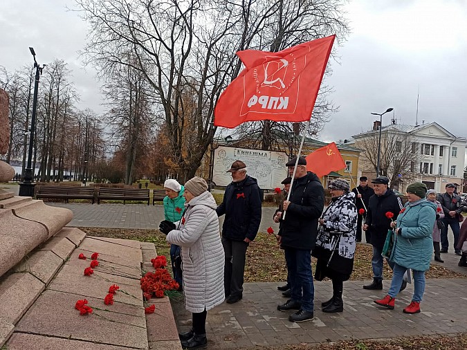 Коммунисты Кинешмы отметили 106-ю годовщину Великого Октября фото 4