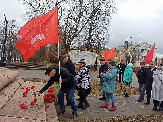 Коммунисты Кинешмы отметили 106-ю годовщину Великого Октября фото 2