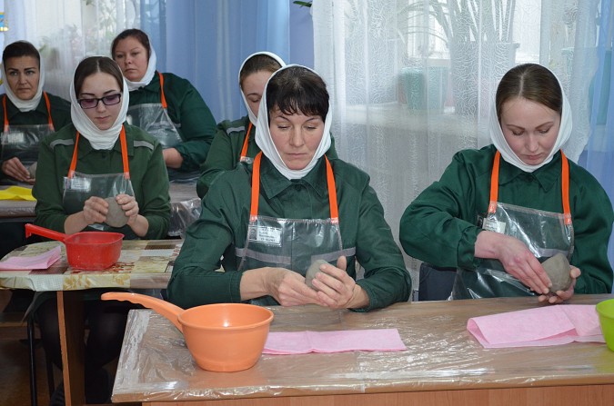 В кинешемской колонии №3 прошел мастер-класс по изготовлению чашек из глины фото 3