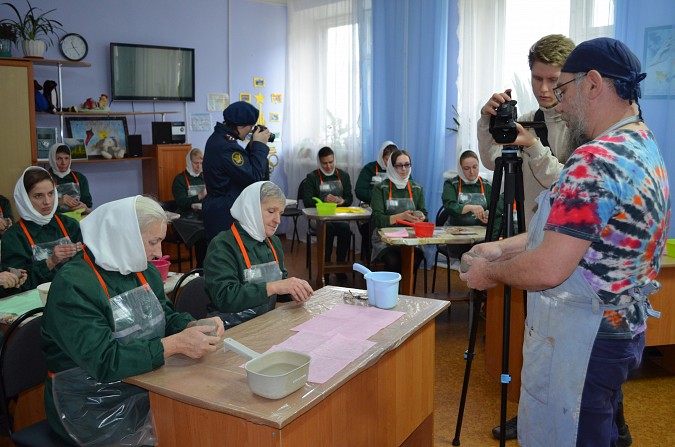 В кинешемской колонии №3 прошел мастер-класс по изготовлению чашек из глины фото 2
