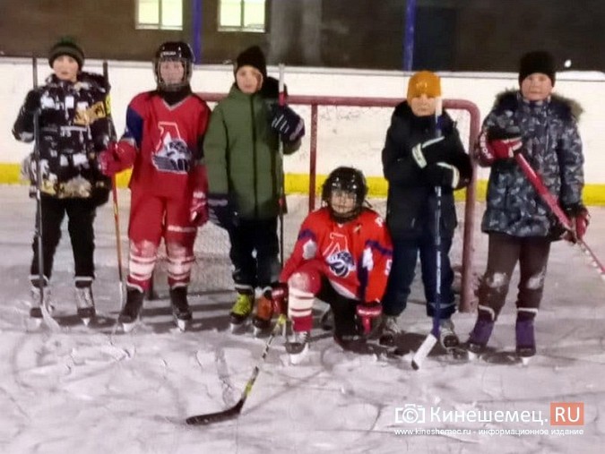 В хоккейной коробке спортшколы «Арена» залили лёд фото 4