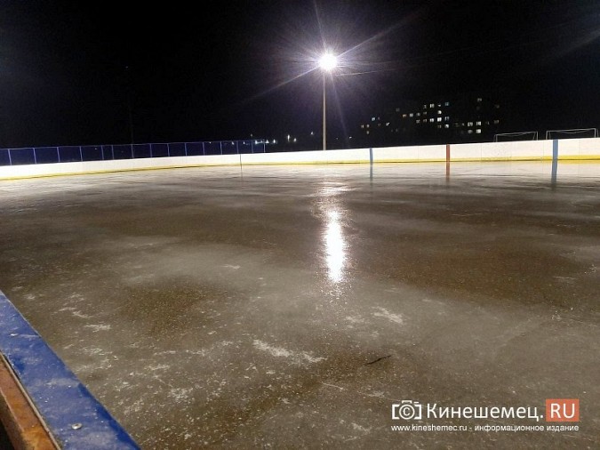 В хоккейной коробке спортшколы «Арена» залили лёд фото 3