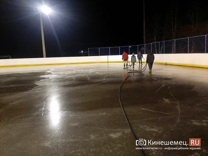 В хоккейной коробке спортшколы «Арена» залили лёд фото 2