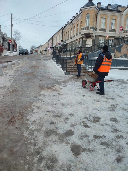 Дождь со снегом превратили тротуары Кинешмы в сплошной каток фото 4