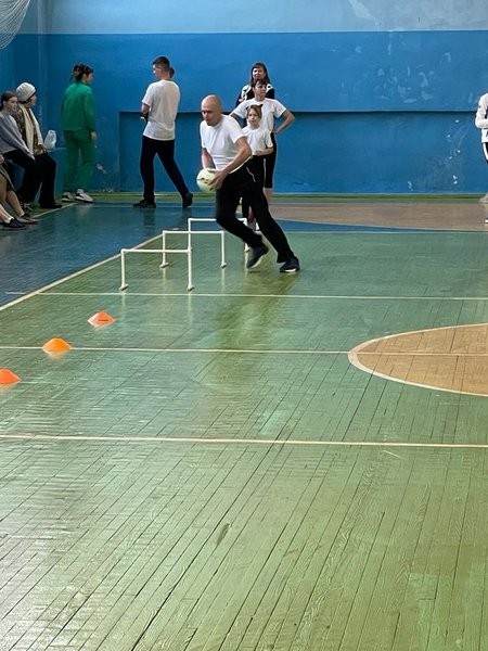 Семья Скомороховых стала лучшей на спортивном празднике в честь Дня матери фото 6