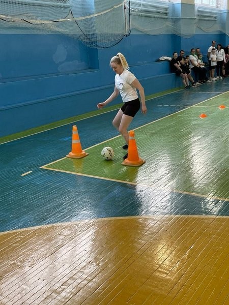 Семья Скомороховых стала лучшей на спортивном празднике в честь Дня матери фото 5