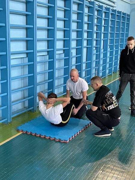 Семья Скомороховых стала лучшей на спортивном празднике в честь Дня матери фото 3