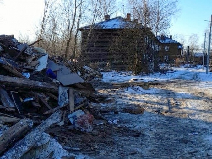 На «Рубленом» УГХ убирает оставшийся после сноса аварийных домов мусор фото 4