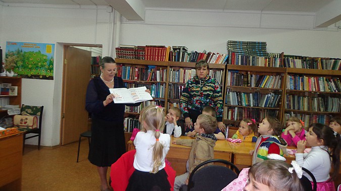 В кинешемской библиотеке для юных читателей оформлены красочные книжные выставки фото 7