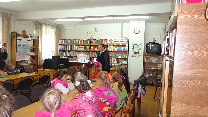 В кинешемской библиотеке для юных читателей оформлены красочные книжные выставки фото 2