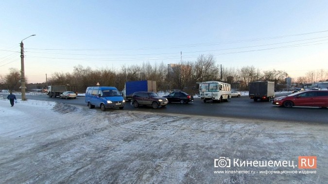 На перекрестке ул.Вичугской и И.Виноградова столкнулись самосвал Scania и маршрутка фото 6