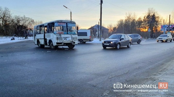 На перекрестке ул.Вичугской и И.Виноградова столкнулись самосвал Scania и маршрутка фото 4
