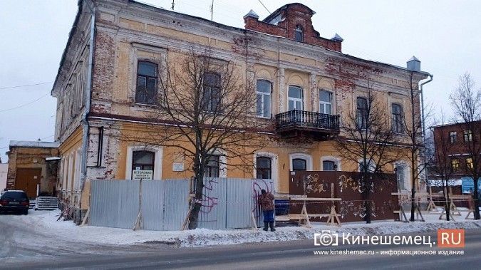 В Кинешме демонтируют аварийный балкон Дома купца Миндовского фото 2