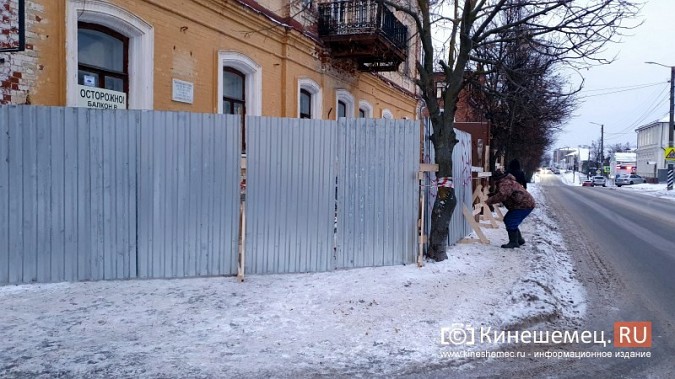 В Кинешме демонтируют аварийный балкон Дома купца Миндовского фото 5