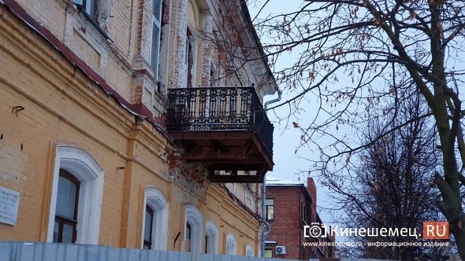 В Кинешме демонтируют аварийный балкон Дома купца Миндовского фото 3