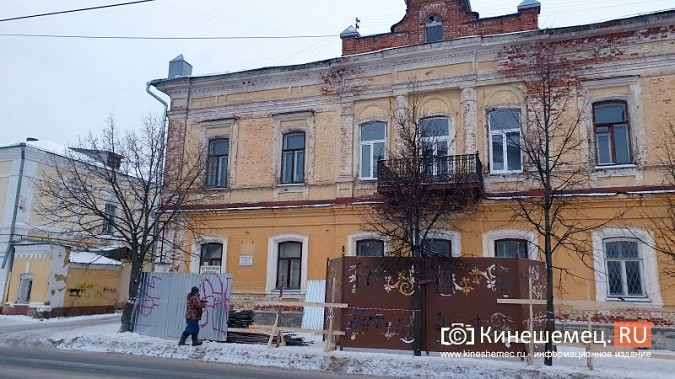 В Кинешме демонтируют аварийный балкон Дома купца Миндовского фото 4