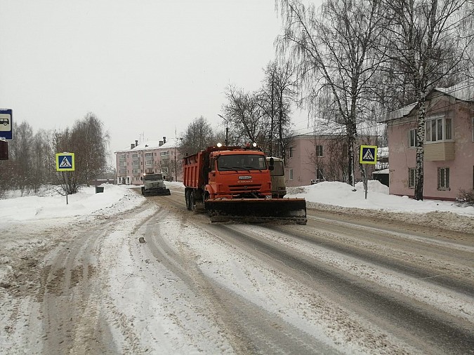 УГХ продолжает убирать улицы Кинешмы от снега фото 3
