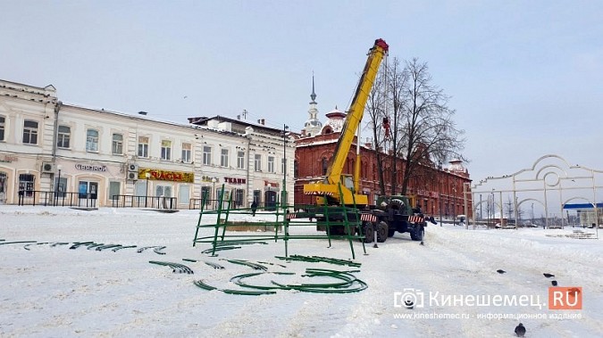 В центре Кинешмы устанавливают главную новогоднюю елку фото 2