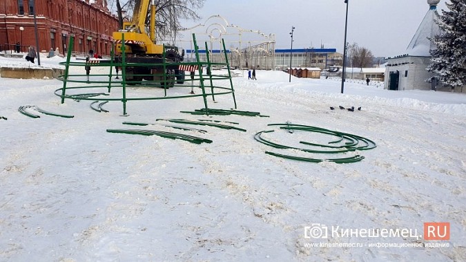 В центре Кинешмы устанавливают главную новогоднюю елку фото 3
