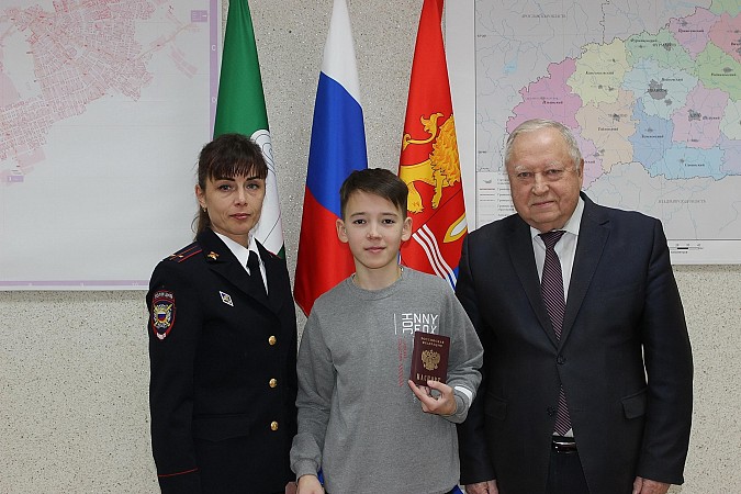 В День Конституции России молодым кинешемцам торжественно вручили паспорта фото 3