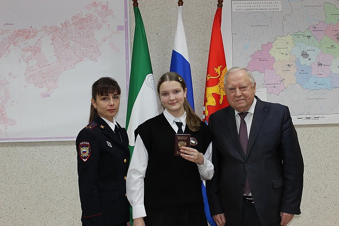 В День Конституции России молодым кинешемцам торжественно вручили паспорта фото 7