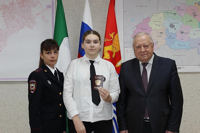 В День Конституции России молодым кинешемцам торжественно вручили паспорта фото 4