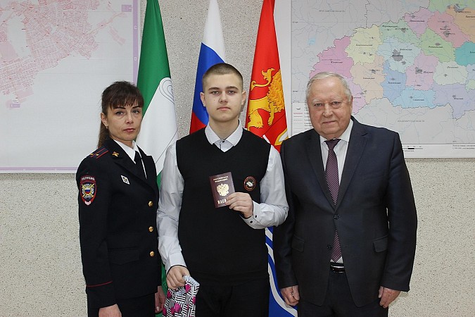 В День Конституции России молодым кинешемцам торжественно вручили паспорта фото 5