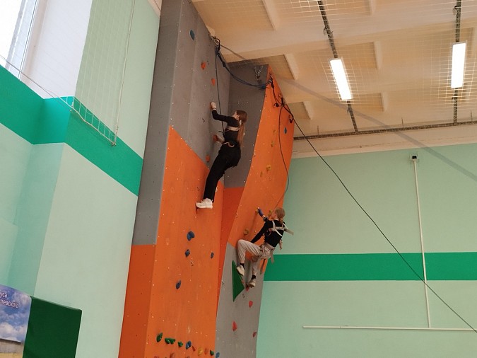 В школе №18 состоялись областные соревнования по скалолазанию фото 2