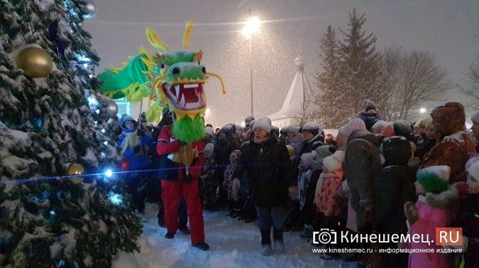 Снегопад не помешал зажечь огни на главной новогодней ёлке Кинешмы фото 15