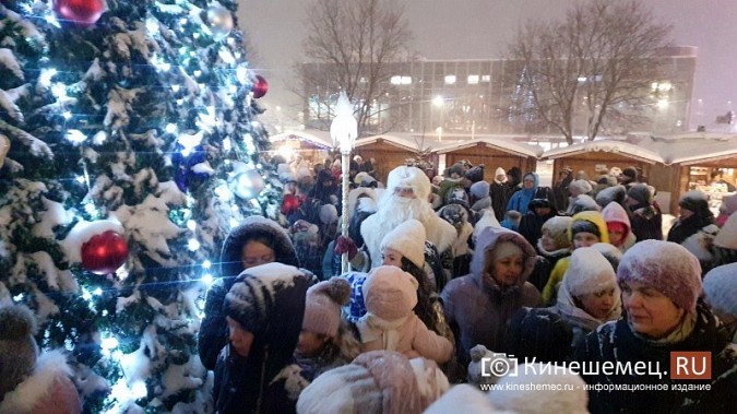 Снегопад не помешал зажечь огни на главной новогодней ёлке Кинешмы фото 3