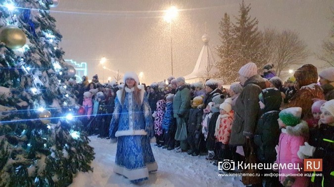 Снегопад не помешал зажечь огни на главной новогодней ёлке Кинешмы фото 14