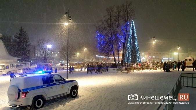 Снегопад не помешал зажечь огни на главной новогодней ёлке Кинешмы фото 7