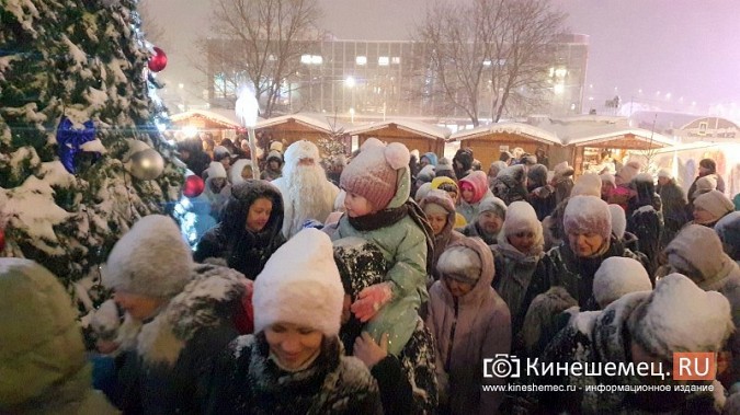 Снегопад не помешал зажечь огни на главной новогодней ёлке Кинешмы фото 2