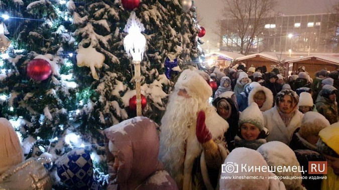Снегопад не помешал зажечь огни на главной новогодней ёлке Кинешмы фото 4