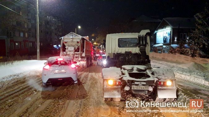 Заторы из фур, ДПС на дорогах: в Кинешме устраняют последствия аномального снегопада фото 6