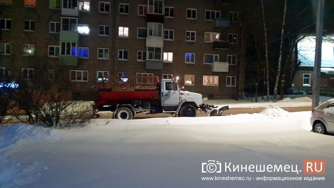 Заторы из фур, ДПС на дорогах: в Кинешме устраняют последствия аномального снегопада фото 7