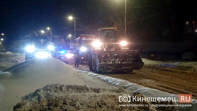 Заторы из фур, ДПС на дорогах: в Кинешме устраняют последствия аномального снегопада фото 4