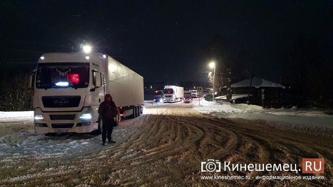 Заторы из фур, ДПС на дорогах: в Кинешме устраняют последствия аномального снегопада фото 3